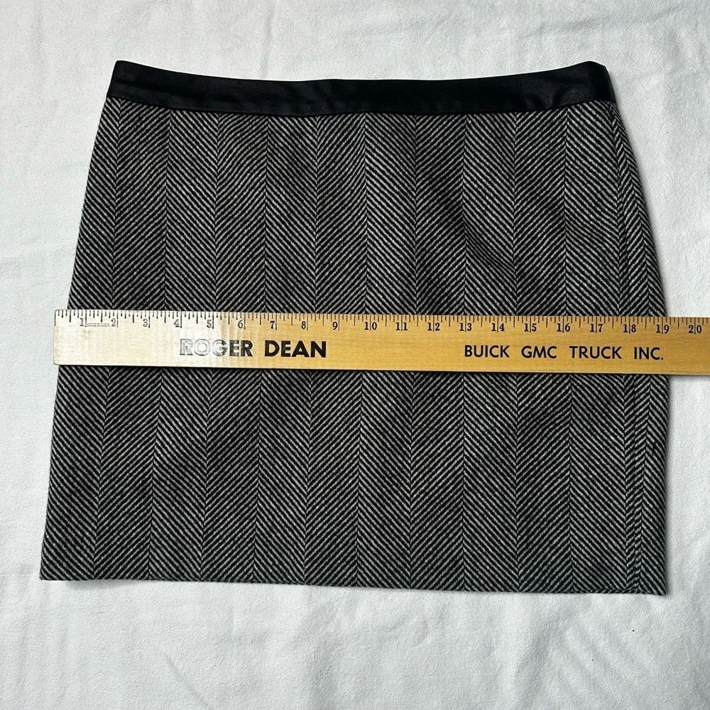 Banana Republic Wool Herringbone Mini Skirt Size 8 Dark Academia Preppy Classic